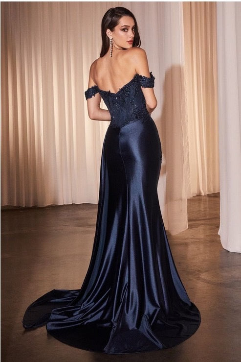 Vestido ajustado de satén y encaje con hombros descubiertos