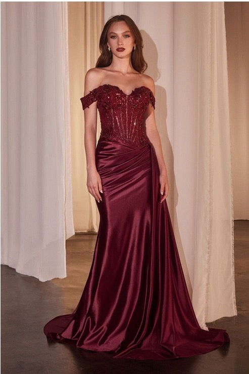 Vestido ajustado de satén y encaje con hombros descubiertos