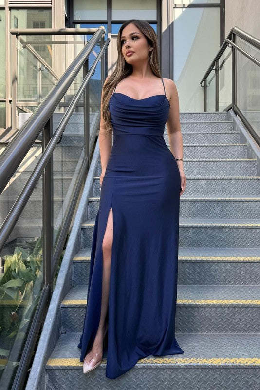 Vestido largo con escote drapeado y abertura