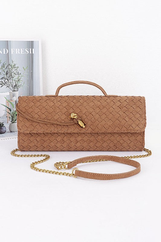 Cartera trenzada camel con cadena dorada