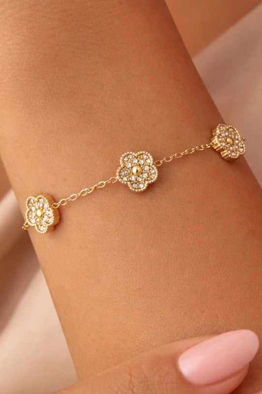 Pulsera dorada con flores y cristales