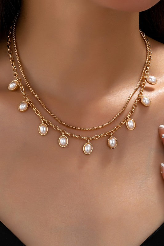 Collar dorado de doble cadena con dijes de perlas
