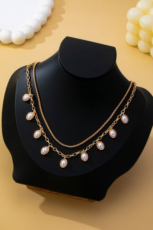 Collar dorado de doble cadena con dijes de perlas