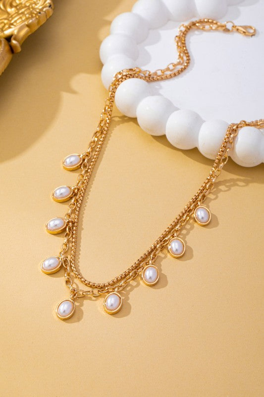 Collar dorado de doble cadena con dijes de perlas
