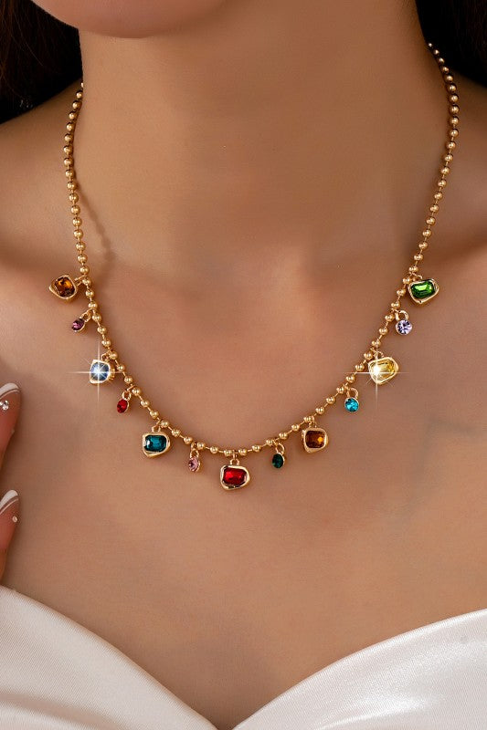 Collar dorado con dijes de cristal multicolor