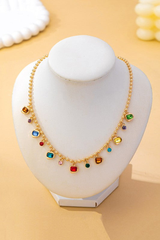 Collar dorado con dijes de cristal multicolor
