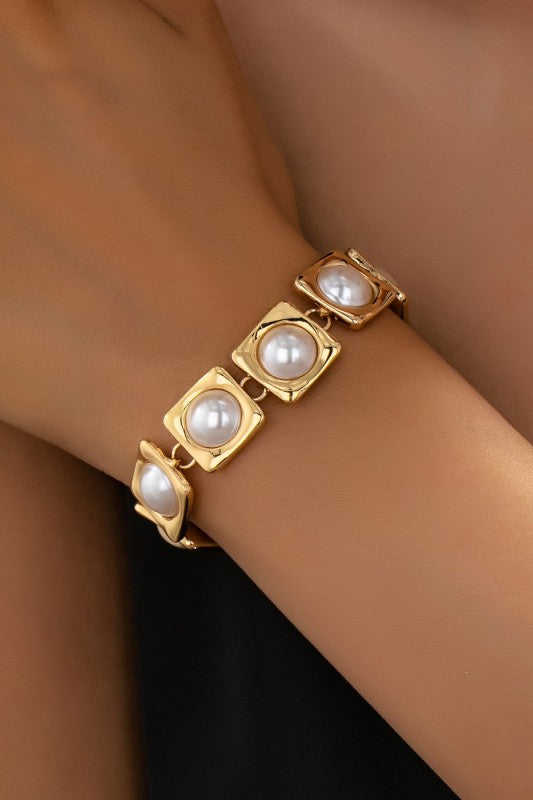 Pulsera dorada de eslabones cuadrados con perlas