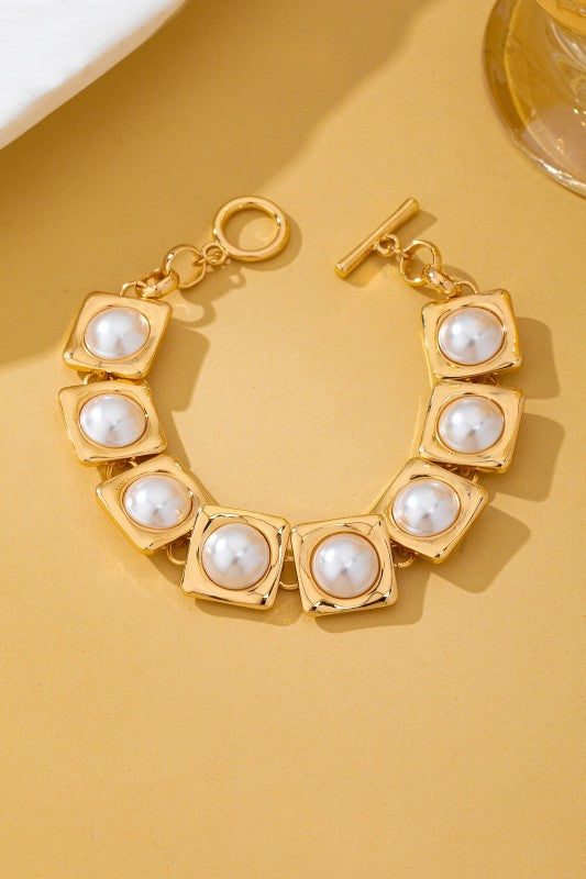 Pulsera dorada de eslabones cuadrados con perlas