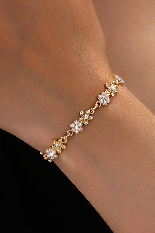 Pulsera dorada de flores con perlas y brillantes