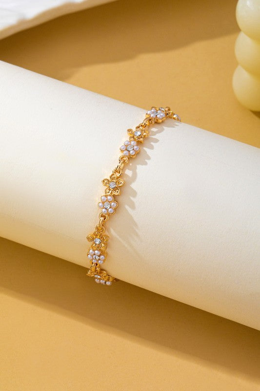 Pulsera dorada de flores con perlas y brillantes