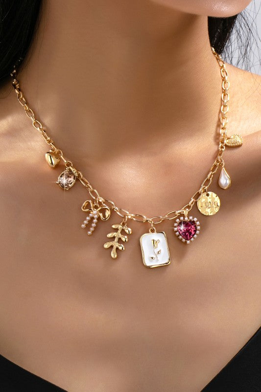 Collar dorado con dijes románticos y corazón rosa