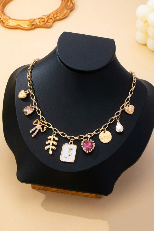Collar dorado con dijes románticos y corazón rosa