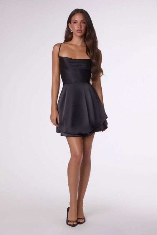 Vestido satinado negro en jardín