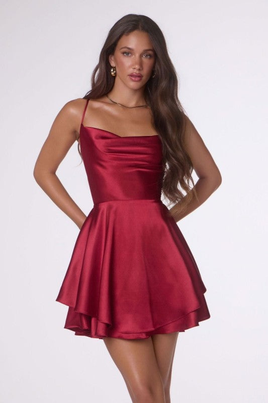 Vestido satinado vino en jardín