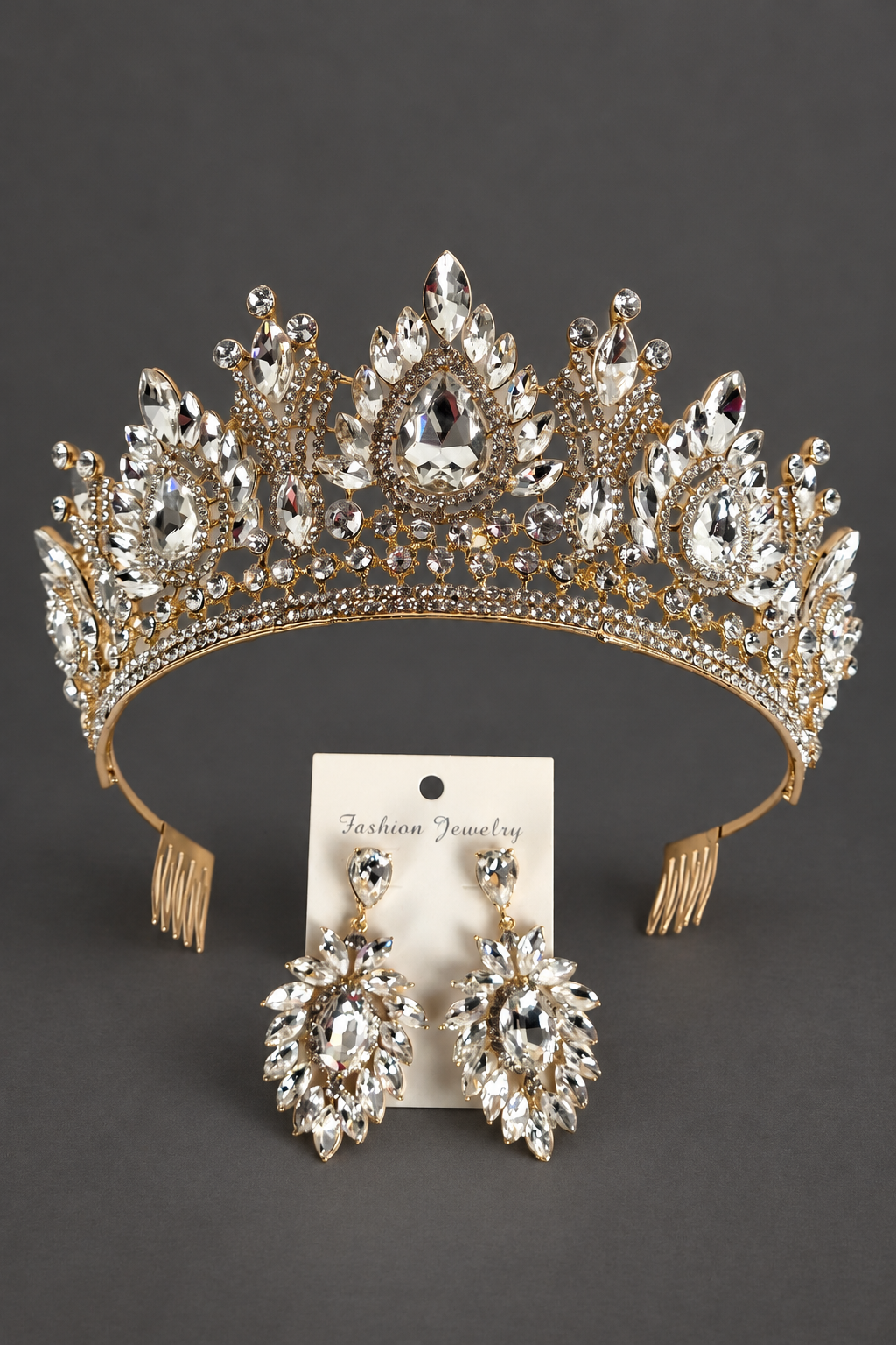 Set de tiara y pantallas con pedrería sobre fondo gris carbón