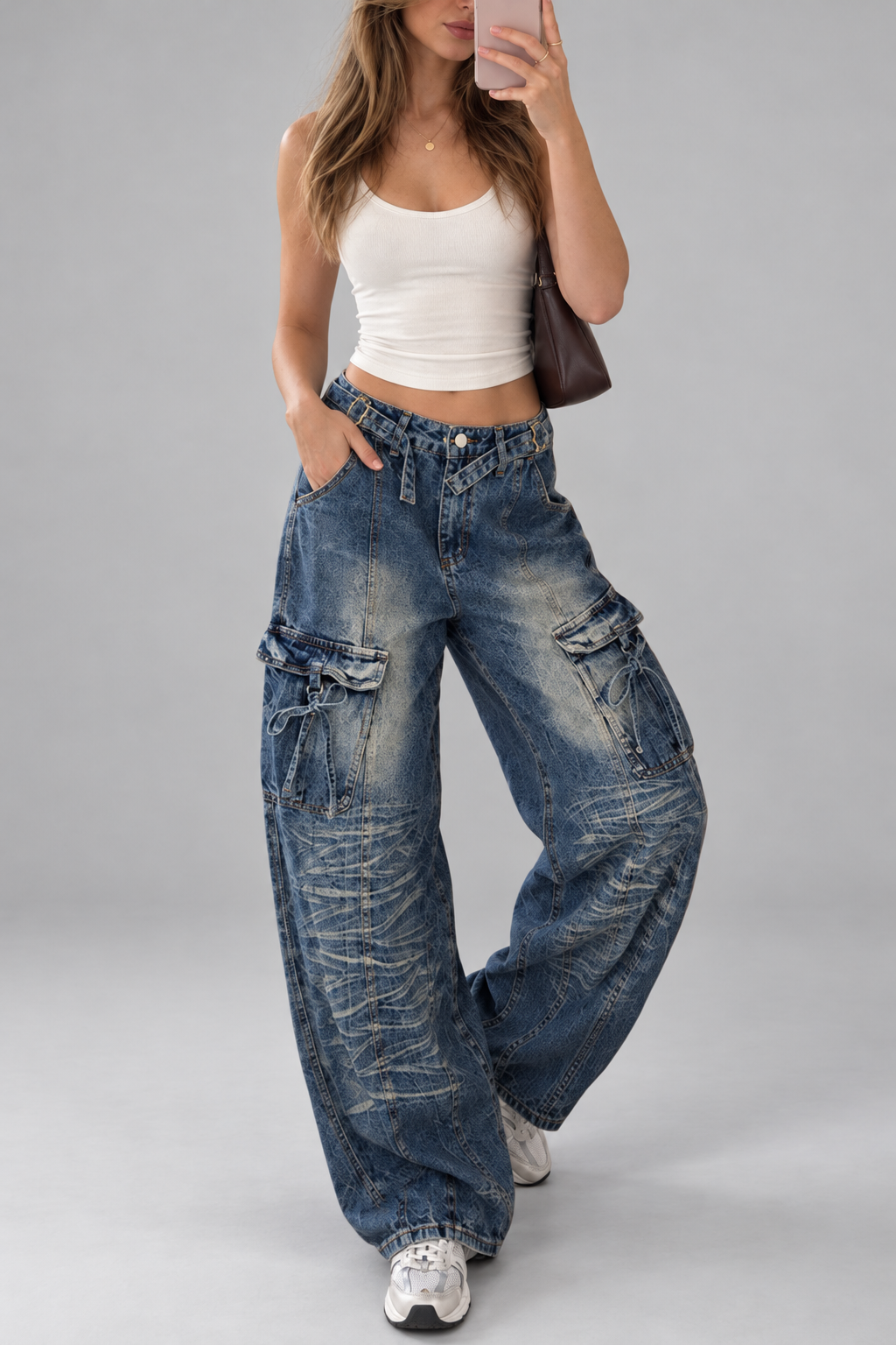 Pantalón cargo de pierna ancha con bolsillos sobre fondo de estudio