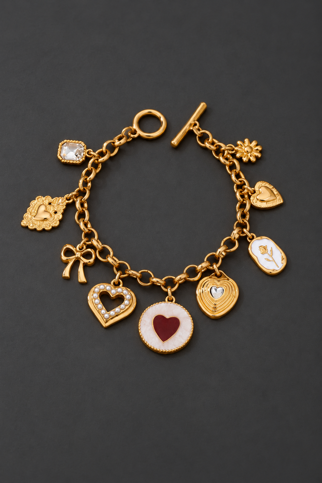 Pulsera dorada con dijes de corazones sobre fondo de estudio