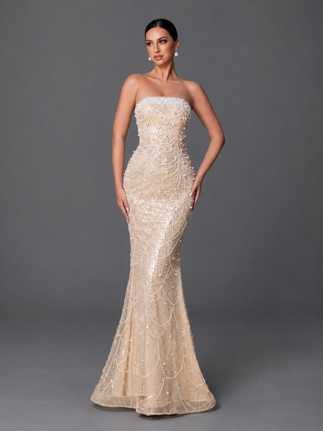 Vestido de gala sirena con lentejuelas y perlas 5053N sobre fondo gris de estudio