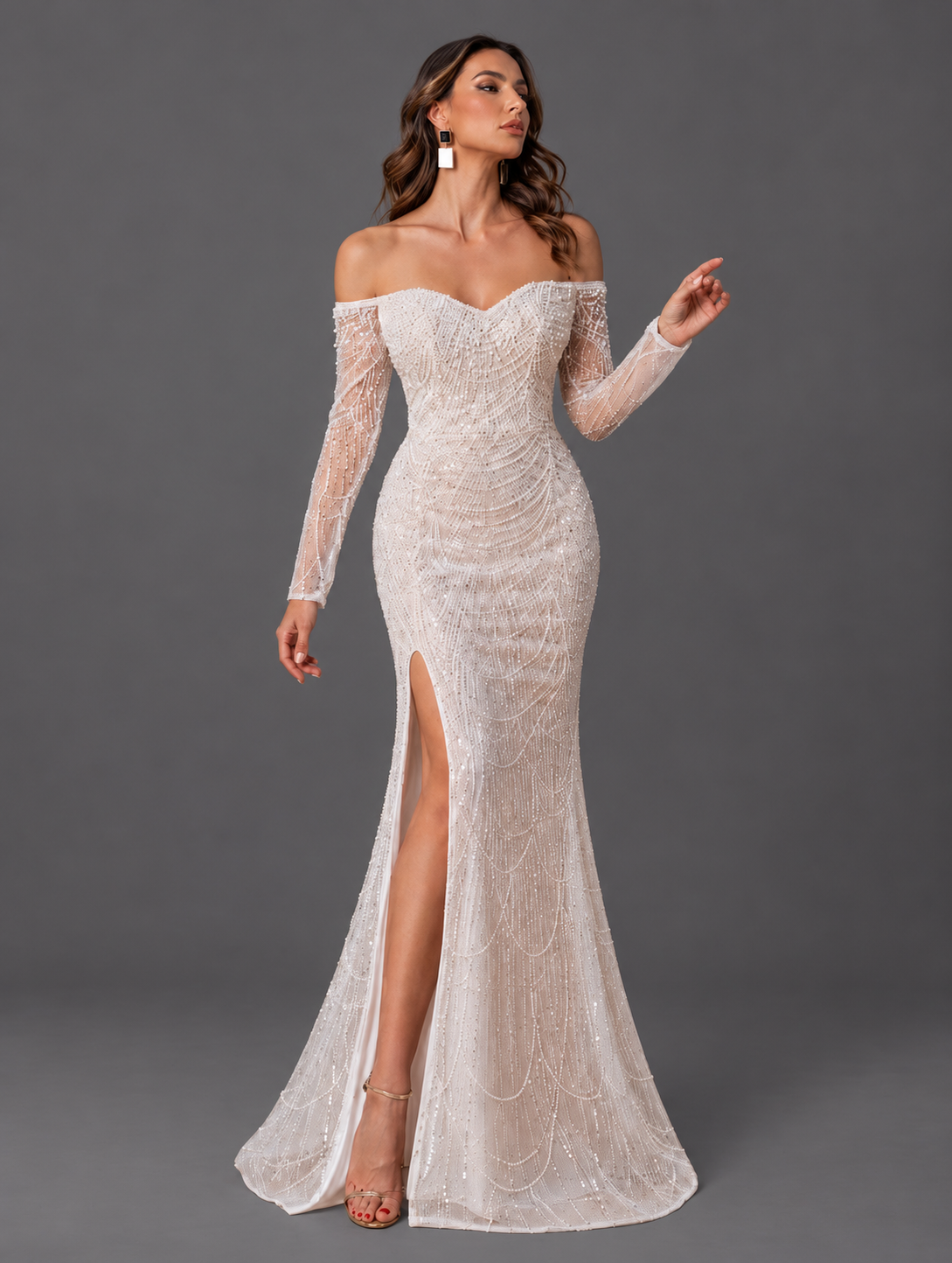Vestido de gala con manga larga y lentejuelas 4232-1 sobre fondo gris de estudio