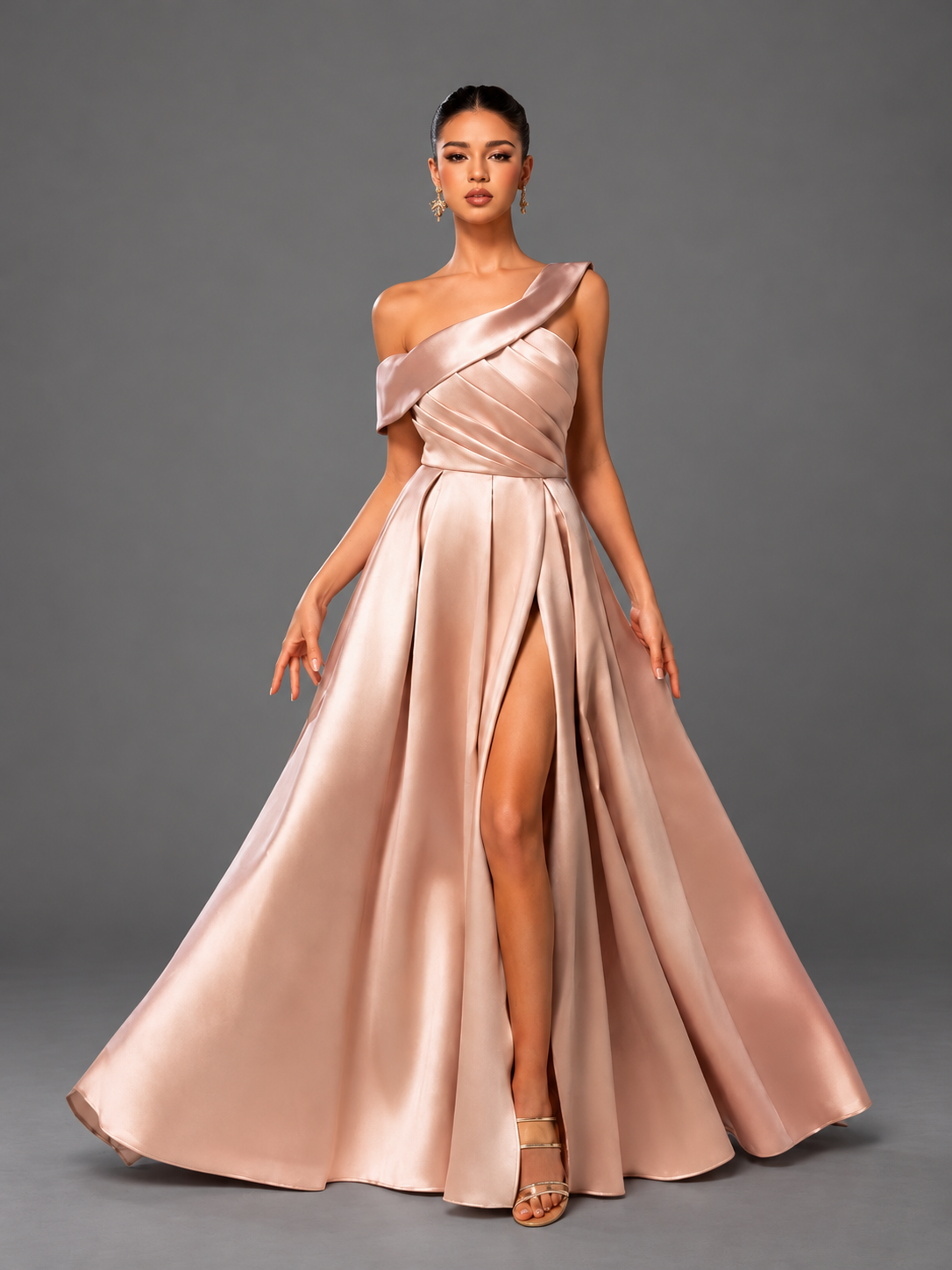 Vestido de gala satinado Blush con escote asimétrico 3243 sobre fondo gris de estudio