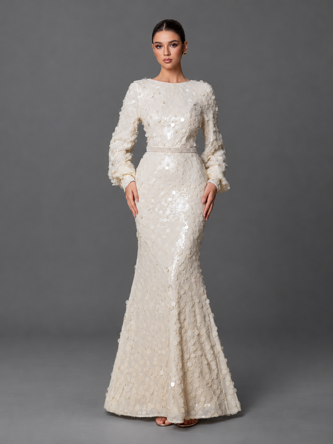 Vestido de gala Ivory con lentejuelas y manga larga 5213 sobre fondo gris de estudio