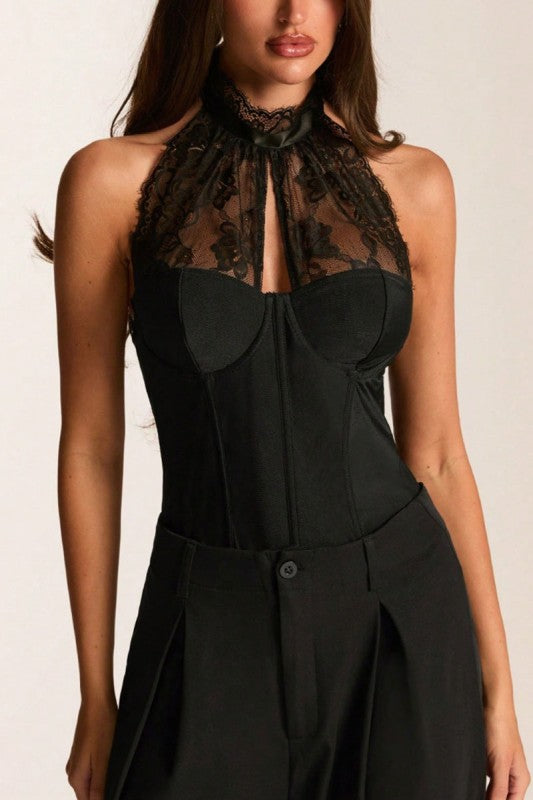 Detalle frontal del bodysuit negro con encaje