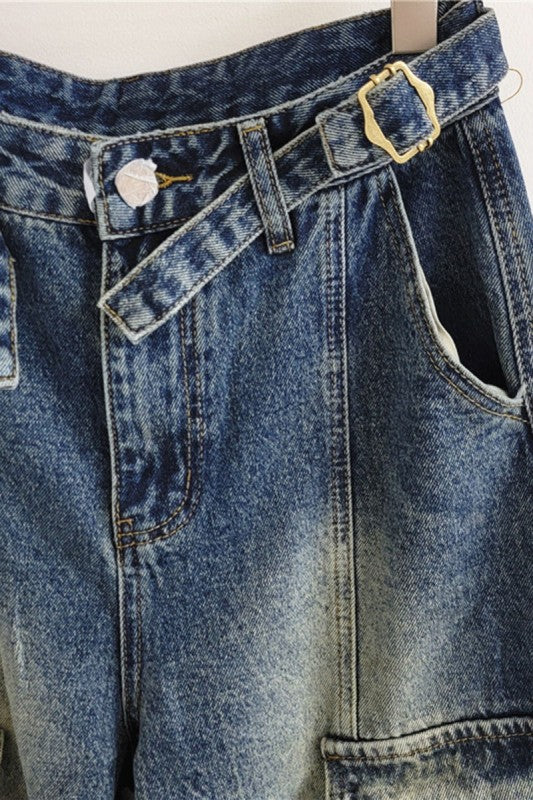 Detalle de cinturón y cintura del pantalón cargo azul
