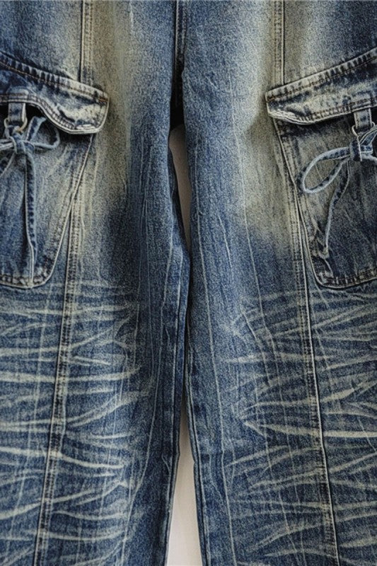 Detalle de los bolsillos del pantalón cargo azul