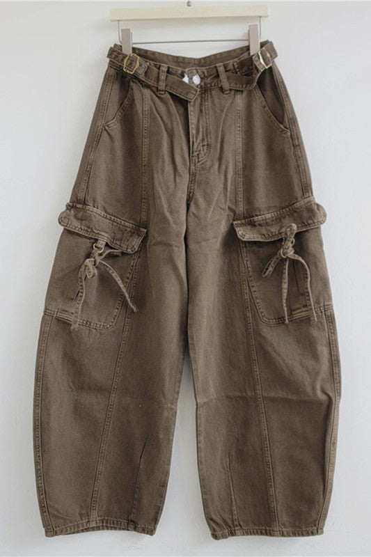 Pantalón cargo color café, vista frontal
