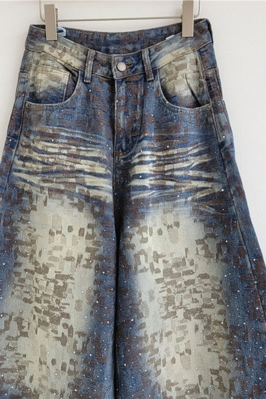 Detalle de la tela estampada del jean azul