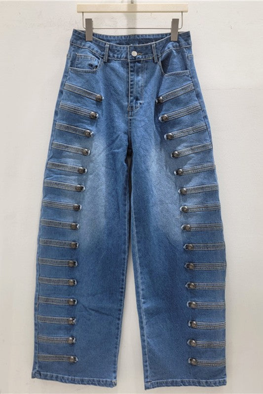 Pantalón azul de pierna ancha con botones