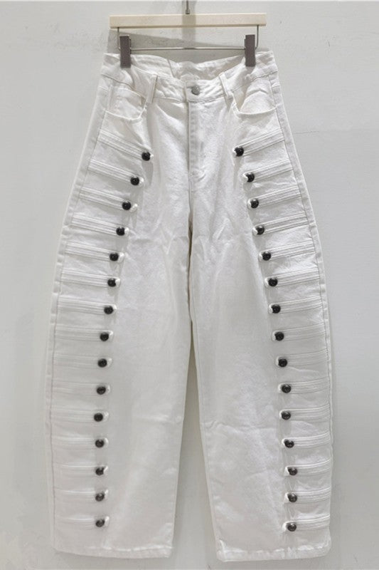 Pantalón blanco de pierna ancha con botones