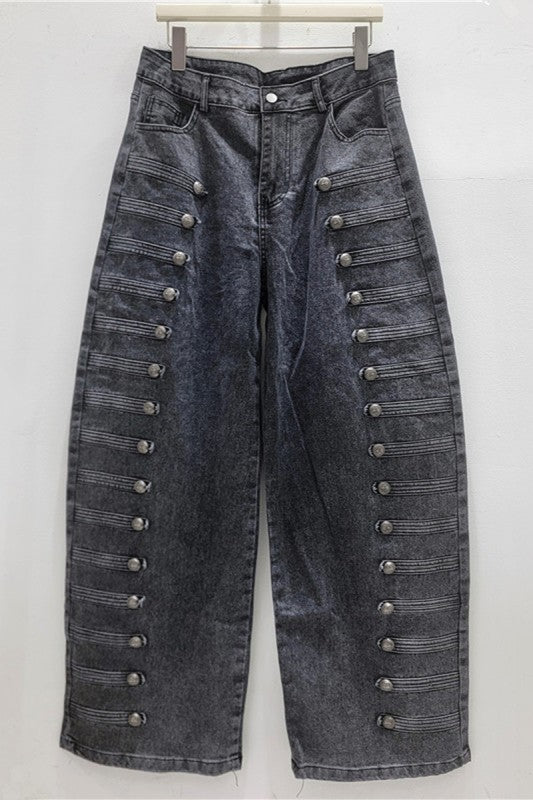 Pantalón negro de cintura alta y pierna ancha con botones