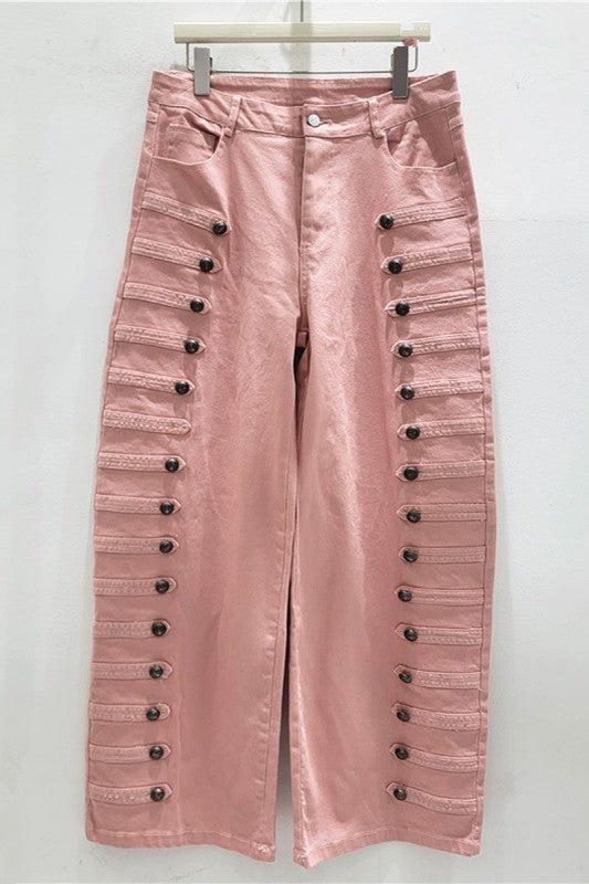 Pantalón rosa de pierna ancha con botones