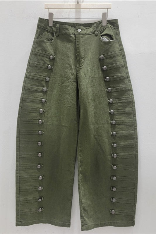 Pantalón verde de pierna ancha con botones
