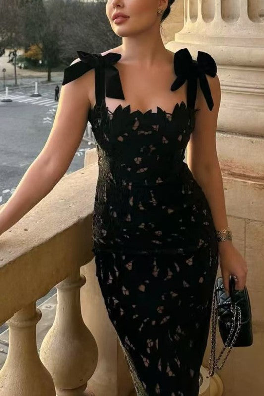 Vestido negro largo de encaje con lazos puesto en modelo